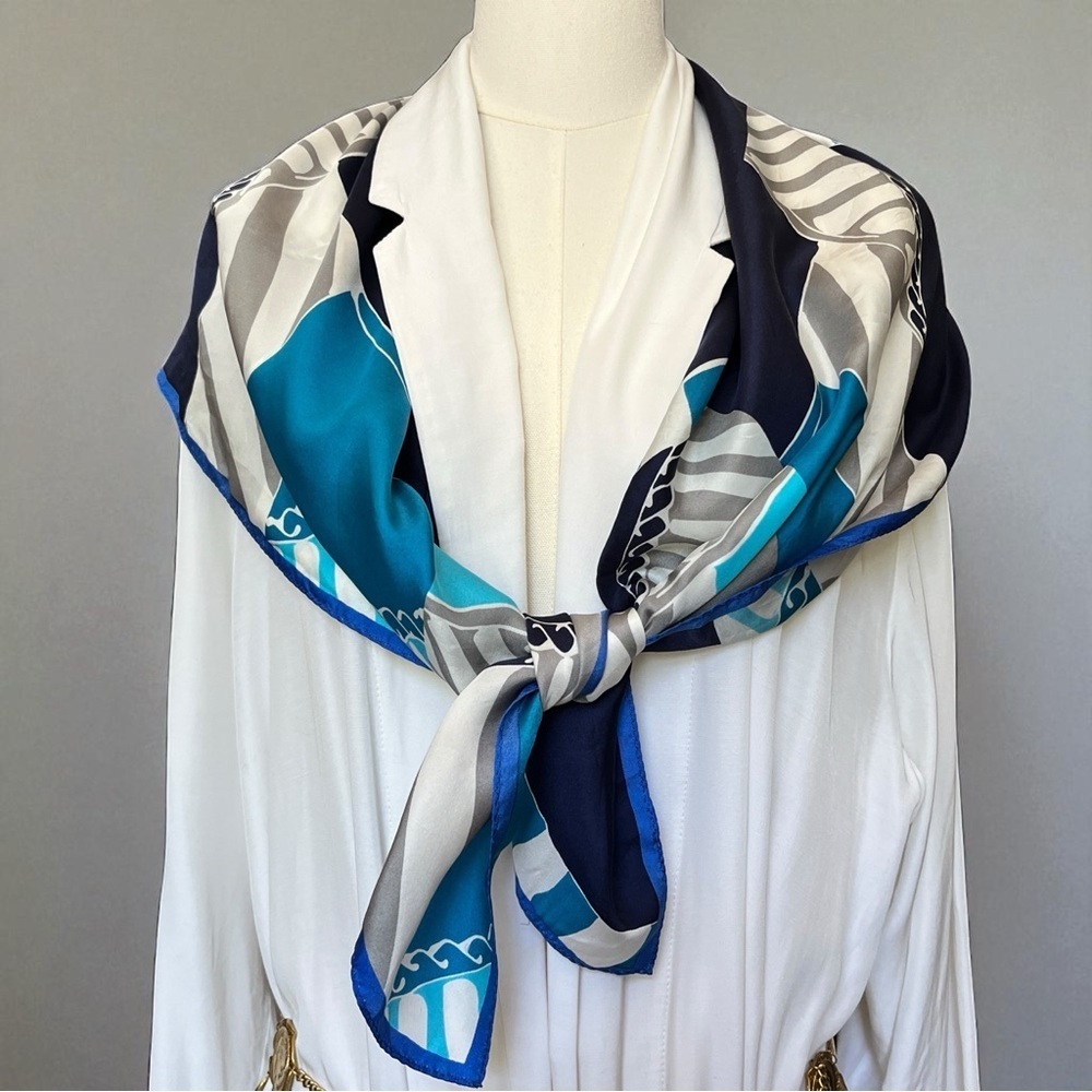 VTG 80s Adrienne Landau Elegant Blue and White Scarf Wrap Nautical Boaters 34.5” - Picture 4 of 9